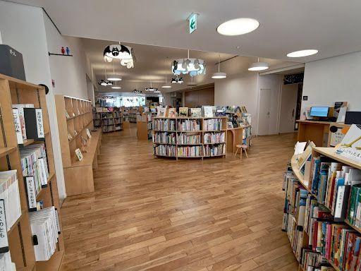 ゆいの森えほん館